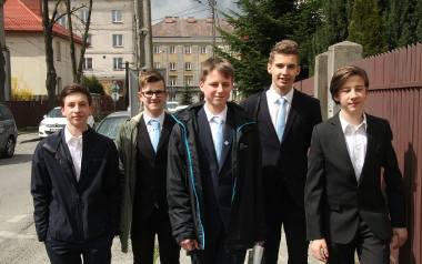 Od lewej: Fabianowi, Adrianowi, Piotrowi i Maciejowi (z Gimnazjum imienia świętej Jadwigi Królowej w Kielcach) oraz Maciejowi (Gimnazjum numer 23 w Kielcach)