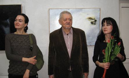 W środku Krzysztof Mańczynski, ojciec rodu, po bokach córki- Daria i Malwina.