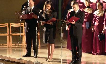 Poezję o tematyce pasyjnej, przedstawili młodzi aktorzy "Teatru Scene”:  Wioletta Pysiak, Piotr Kobylski i Jakub Sałek.