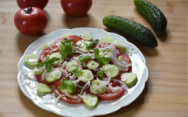 Niezawodna sałatka z pomidorów, ogórka i cebuli do obiadu. Potrzebujesz tylko 5 minut. Prosta, tania i bardzo smaczna bomba witaminowa