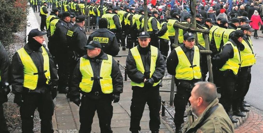 Widok kordonów policji strzegących dostępu do Sejmu na długo zapadnie w pamięci