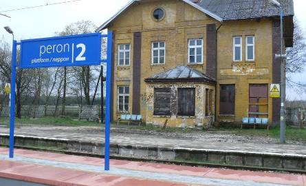 Dwa wyremontowane perony i 104-letni dworzec, który straszy wyglądem. Tak wygląda obecnie stacja Żelisławice.