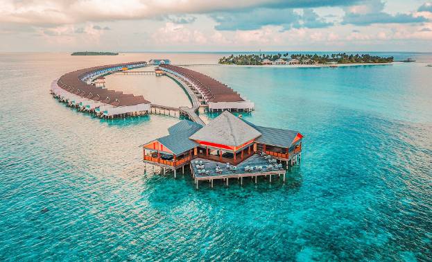 Wiele wysp na Malediwach stanowi prywatną własność. Stoją na nich hotele, kurorty i osiedla domków gościnnych, w których mogą zatrzymywać się turyści.