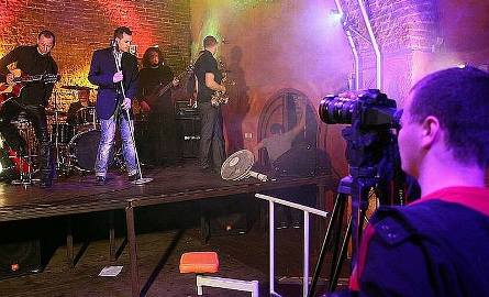 W środę w klubie Katakumby w Radomiu zaczęły się zdjęcia do teledysku utworu "Ci, co odeszli” Pawła Mosiołka.