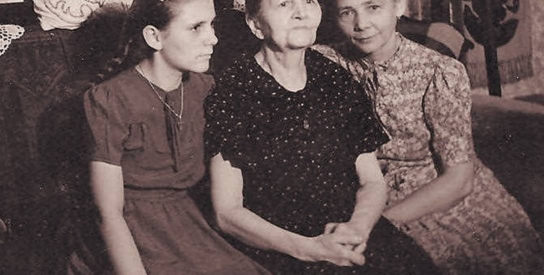 Sylwia Dullin z mamą i z babcią. Fotografia ta została zrobiona w 1944 roku