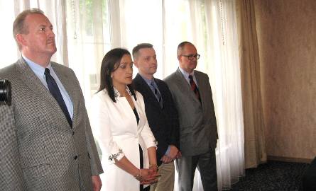- Obecne też były władze Okręgowej Rady Adwokackiej w Radomiu: od lewej stoją adwokaci:  wicedziekan - Tomasz Burda, Anna Jastrząb, Daniel Stańczyk i