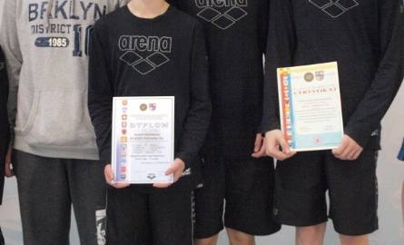 Chłopcy ustanowili rekord 14-latków w sztafecie 4x50 metrów kraulem. Od lewej- Kacper Michta, Oskar Jarocha, Jakub Bartkowski i Kamil Orłowski.