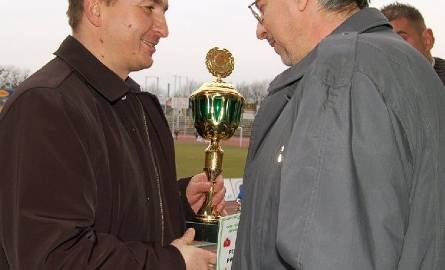 Przed rozpoczęciem sezonu 2009-2010 Jacek Bojarowski (z lewej) odebrał puchar z rąk red. Grzegorza Sergota, dla najlepszego działacza minionego sezo