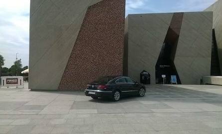 Tak honorowy konsul Peru zaparkował swój samochód - pod samą salą CKK Jordanki, w reprezentacyjnej części Torunia