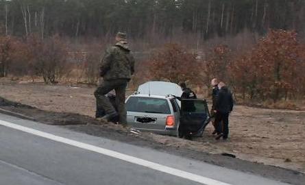 Volkswagen passat - drugi ze skradzionych w Niemczech samochodów. Po pościgu auto wylądowało w rowie. Kierowca próbował uciekać pieszo.