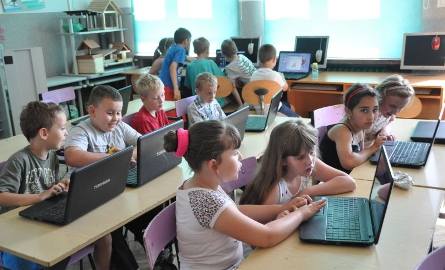 Dzięki projektowi "Cyfrowa szkoła” uczniowie SP 2 mogą korzystać podczas zajęć z nowych laptopów.