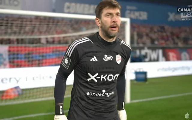 Dusan Kuciak zadebiutował w meczu Raków – Górnik. Czekał 328 dni na kolejny występ w PKO Ekstraklasie. Anulowana czerwona kartka i babol