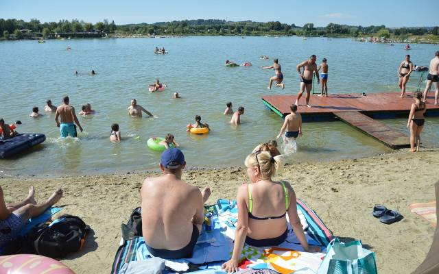 Wypadek na kąpielisku w Jurkowie, mężczyzna z urazem kręgosłupa szyjnego zabrany do szpitala śmigłowcem LPR