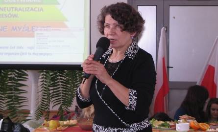 Pani Halina Męcińska przedstawicielka Sanepidu, podczas prezentacji multimedialnej  "Jak zdrowo się odżywiać”.