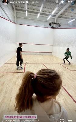 Hakiel i Dominika grają w squasha.