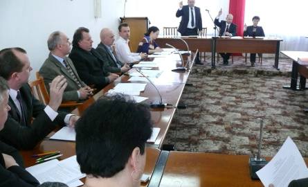 Wiele emocji budziła czwartkowa sesja Rady Miejskiej w Osieku. Poza kilkoma podjętymi uchwałami poruszono wiele nurtujących radnych spraw.
