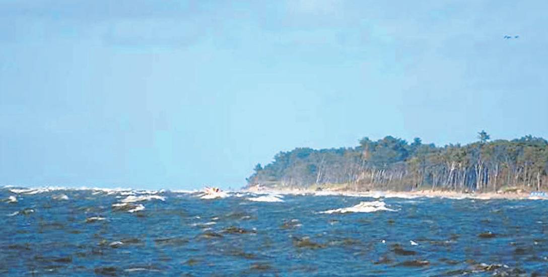Wzburzone morze podczas akcji poszukiwawczej prowadzonej w niedzielę 6 sierpnia w okolicy Kopania. Niebezpieczne fale pochłonęły 60-letniego turystę