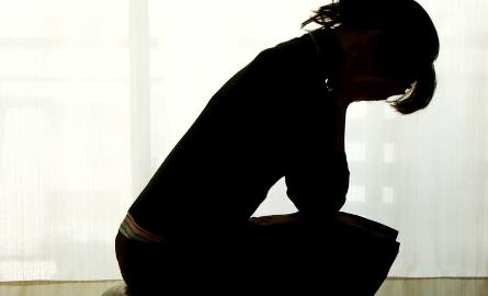 Powodem depresji są duże zmiany hormonalne po porodzie. Dodatkowe czynniki ryzyka to brak wsparcia w rodzinie, sytuacje konfliktowe, przykre wydarze