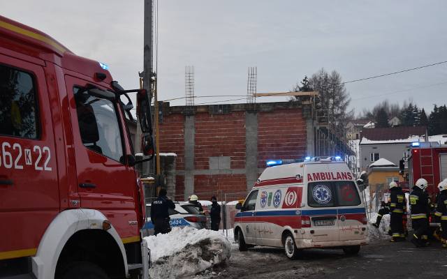 Żurowa koło Tarnowa. Katastrofa na budowie hali sportowej. Betonowy strop runął na robotników. Są ranni, dwa śmigłowce LPR w akcji [ZDJĘCIA]
