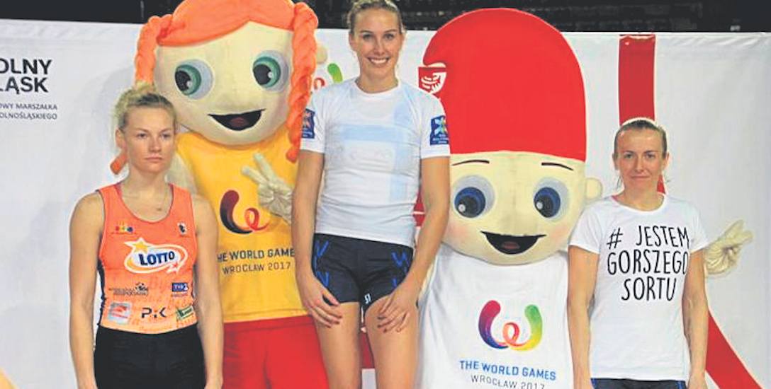 Martyna Mikołajczak (z lewej) z LOTTO-Bydgostii rywalizację w kategorii lekkiej przegrała tylko wagą ciała z Joanną Dorociak (w środku), a była lepsza