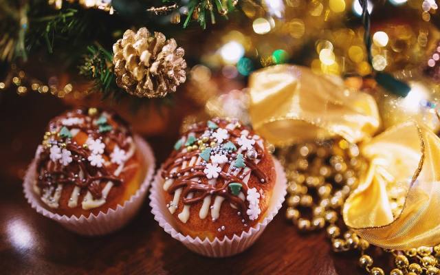 Muffiny wypiekane z przyprawą korzenną nie tylko smakują, ale ładnie ubrane w świąteczne słodkie ozdoby, cieszą oko biesiadników.