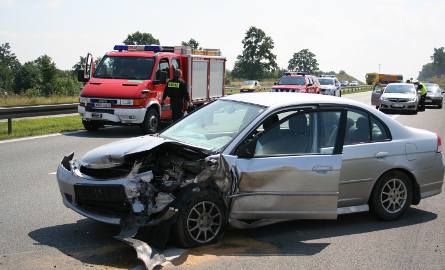 Kierowca hondy, 62-latek z Kielc, z obrażeniami klatki piersiowej został odwieziony do szpitala w Grójcu.