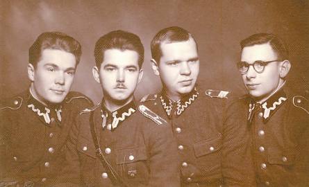 Z służby w wojsku Edmund Czajkowski (pierwszy od prawej) szybko został zwolniony