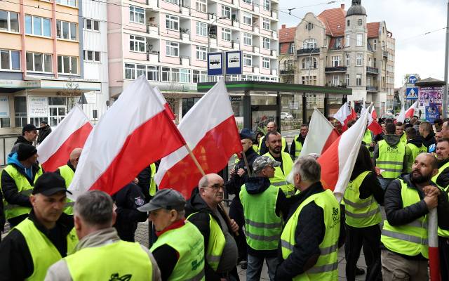 Protesty rolników w Poznaniu i Wielkopolsce 4 kwietnia. Demonstranci zbierają się przed biurami parlamentarzystów. Relacja na żywo