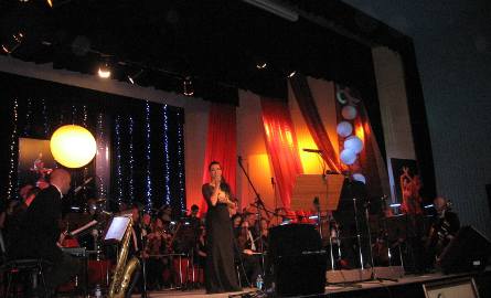 Koncert się rozpoczyna- śpiewa Magda Navaretto.