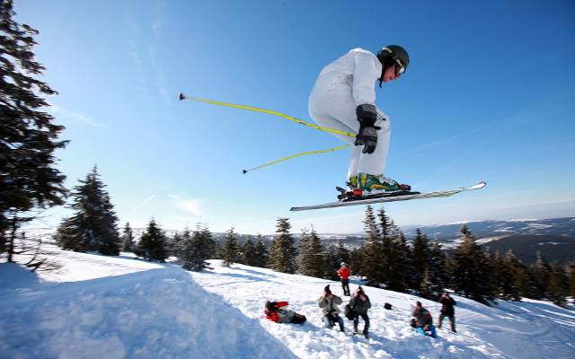 Najtańsze stacje narciarskie na Dolnym Śląsku: gdzie warto wybrać się na narty? Sprawdź aktualne ceny
