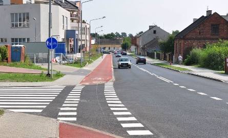 Wzdłuż przebudowanej jezdni i chodników powstała porządna droga rowerowa z czerwonego asfaltu.