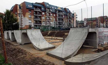 Betonowe elementy konstrukcyjne skateparku już stoją