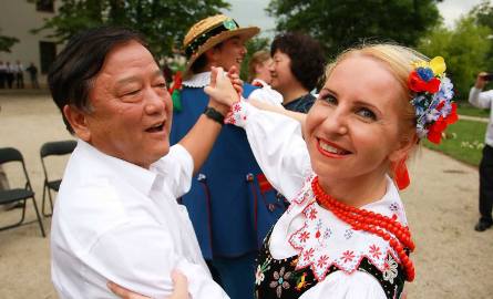 Przewodniczący Xiaohua Wang porwany do tańca przez tancerkę z „Lasowiaków”.