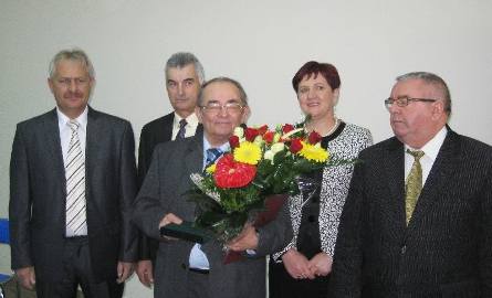 Pamiątkowe zdjęcie Andrzeja Wąsikowskiego z prezydium Rady Gminy Pawłów i Ignacym Gieradą- wójtem Pawłowa