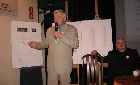Projekt domu spokojnej starości dla ludzi bezpośrednio dotkniętych wydarzeniami Czerwca 1976 w Radomiu omówił Leonard Kowalczyk. Z prawej - Stanisław