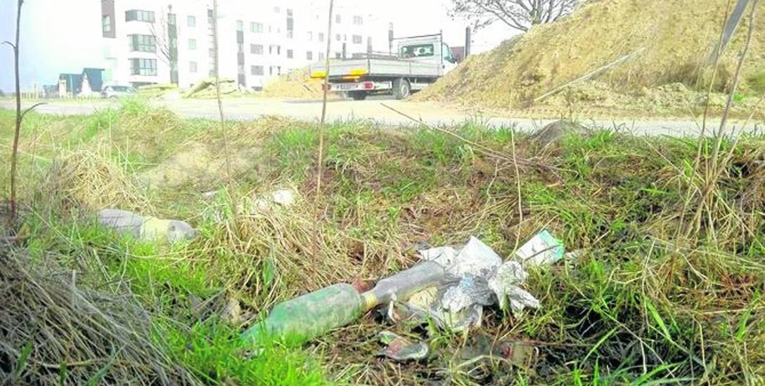 Śmieci w pasie drogowym przy ul. Leszczynowej.