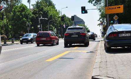 Mimo czytelnego oznakowania, niektórzy kierowcy wciąż lekceważą przepisy, jadąc z prawego pasa prosto (w kierunku ulicy Żeromskiego).