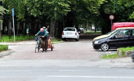 Wyłączony z ruchu odcinek ulicy Kolberga (przy parku Leśniczówka) jest idealnym skrótem rowerowym. Wystarczy tylko zawiesić tabliczki z napisem: „Nie