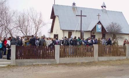 Uczniowie i pracownicy szkoły schronili się w miejscowym kościele.