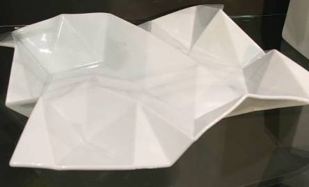 Porcelanowa salaterka, jak zmięta kartka papieru, projekt Achim Haigis.