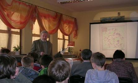 Zenon Gierała zaprezentował dzieciom ilustracje zamieszczone w swoich książkach.