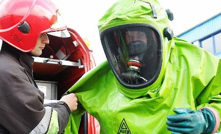 Strażacy założyli kombinezony ratownictwa chemicznego