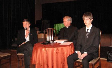 Fianlem uroczystości wręczania nagrod była debata"Jesli Boga nie ma..." - od lewej - Kacper Baran, ksiądz profesor Jan Krokos i Jarosław