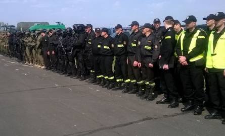 Na lotnisku w Radomiu trwają wielkie manewry służb mundurowych (zdjęcia)