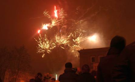 Fajerwerki nad Stalową Wolą na powitanie Nowego Roku.