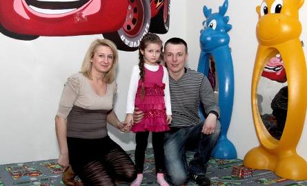 Mała Miss koniecznie chciała mieć zdjęcie ze swoimi rodzicami Katarzyną i Rafałem.