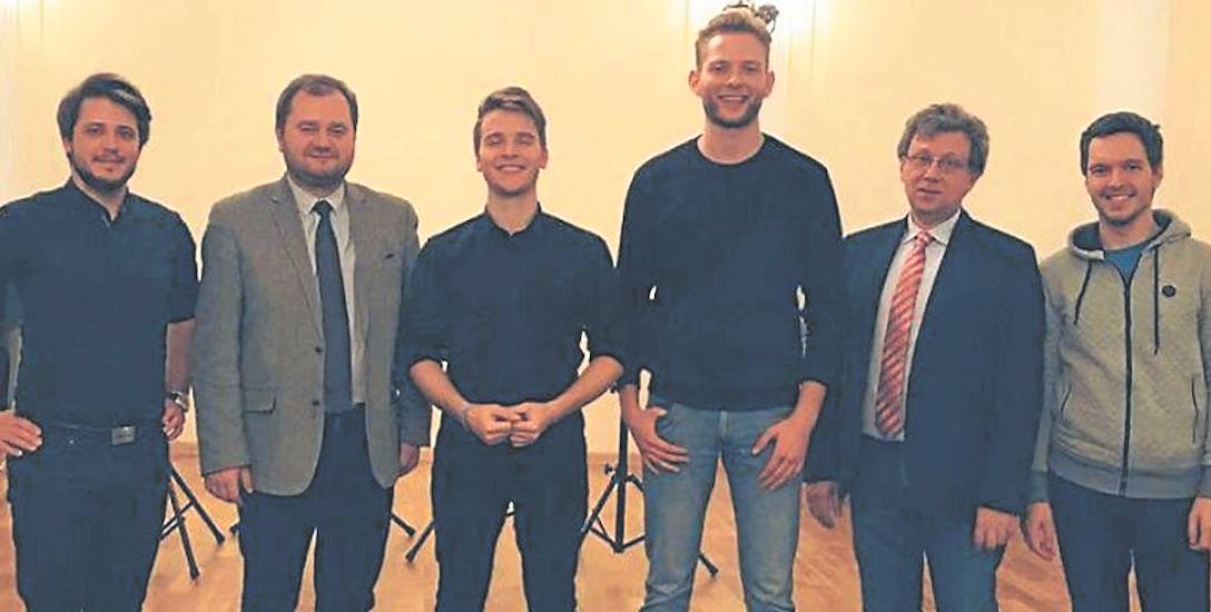 Kwartet  w szkole muzycznej w Skierniewicach. Od lewej: Szymon Zawodny, dyrektor szkoły Sławomir Trochonowicz, Jakub Muras, Mateusz Dobosz, Siniša Kasumović