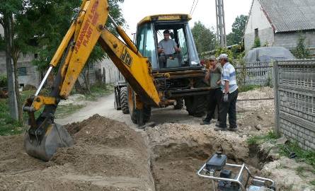 Firma wykonująca kanalizację w Sułkowie musiała jeszcze raz rozkopać drogę.
