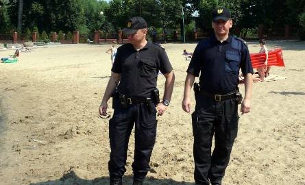 Tego samego dnia funkcjonariusze patrolowali także plaże nad zalewem na Borkach.