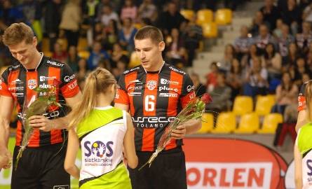 Kamil MarkiewiczPrzed meczem grający w Resovii reprezentanci Polski otrzymali kwiaty. Na zdjęciu Dawid Konarski (z lewej) i Piotr Nowakowski.